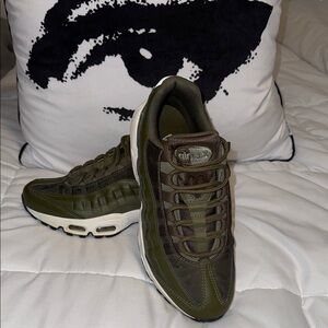 Olive Green Air Max 95 Sneakers 🔥 Great condition!